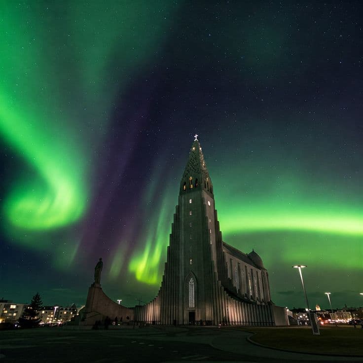 Auroras boreales sobre la iglesia Hallgrímskirkja en Reikiavik