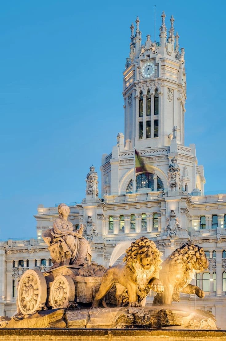 Fuente de Cibeles y Palacio de Comunicaciones en Madrid
